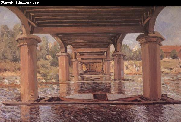 Alfred Sisley Under the Bridge at Hampton Court